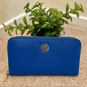 Tory Burch Blue Around Zipper Wallet 💙♥️💛